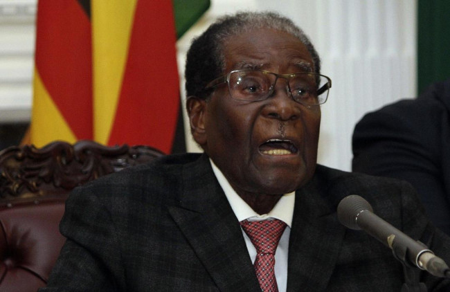 År ét efter Mugabe