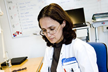 Laege-med-papirer-21-yhec7phr98riubawkfux