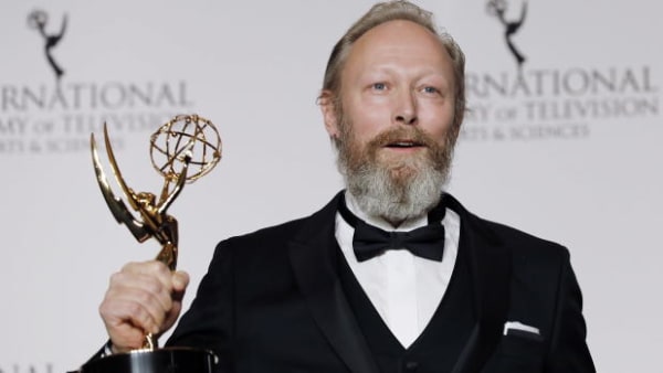 Lars Mikkelsen vinder international Emmy for rolle i DR-serie