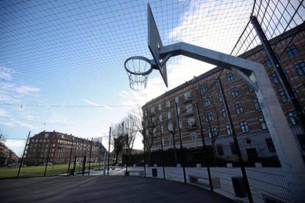 Nørrebro er blevet velsignet med en ubrugelig basketbane 